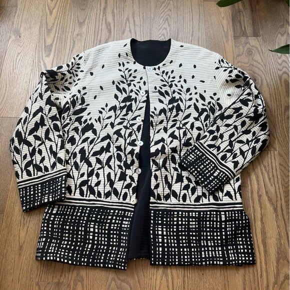 Reversible Jacket with Pockets. Size Large - Picture 2 of 3